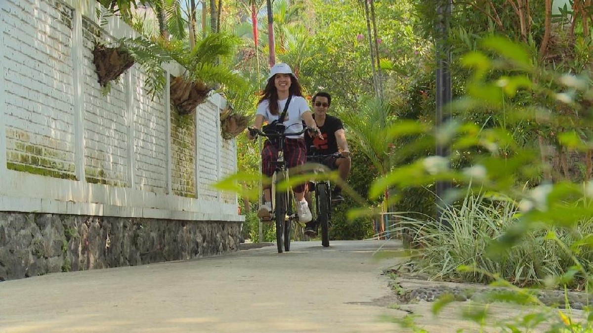 Episode Celebrity on Vacation Trans TV pada Sabtu &lpar;23&sol;3&rpar; akan menyuguhkan keindahan alam Garut&comma; Jawa Barat&period; Yuk&comma; intip aksi seru Michelle Joan dan Aliff Alli&period;