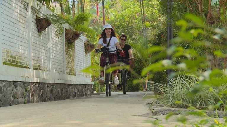 Episode Celebrity on Vacation Trans TV pada Sabtu (23/3) akan menyuguhkan keindahan alam Garut, Jawa Barat. Yuk, intip aksi seru Michelle Joan dan Aliff Alli.
