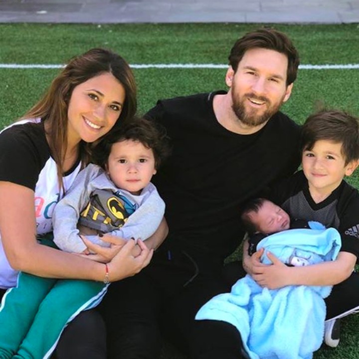 <p>Bintang Barcelona ini sosok <em>family man</em> banget, Bun, karena selalu siaga di setiap momen kelahiran putranya. Ia pasti absen bertanding demi menemani sang istri melahirkan. (Foto: Instagram @leomessi)</p>