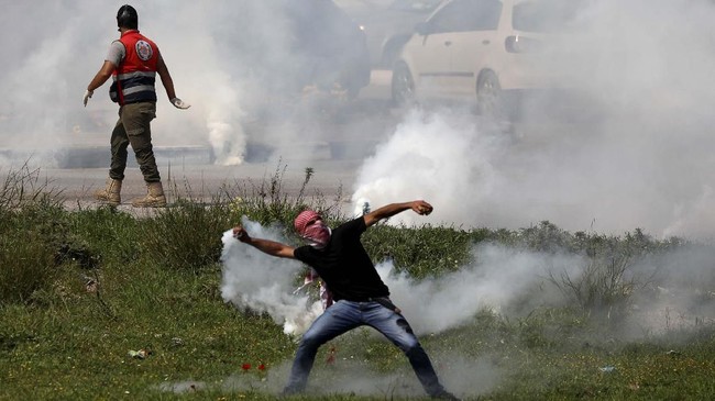 Dalam demonstrasi yang dihadiri 40 ribu warga Palestina, seorang pemuda 17 tahun kembali tewas, 59 orang lainnya terluka.