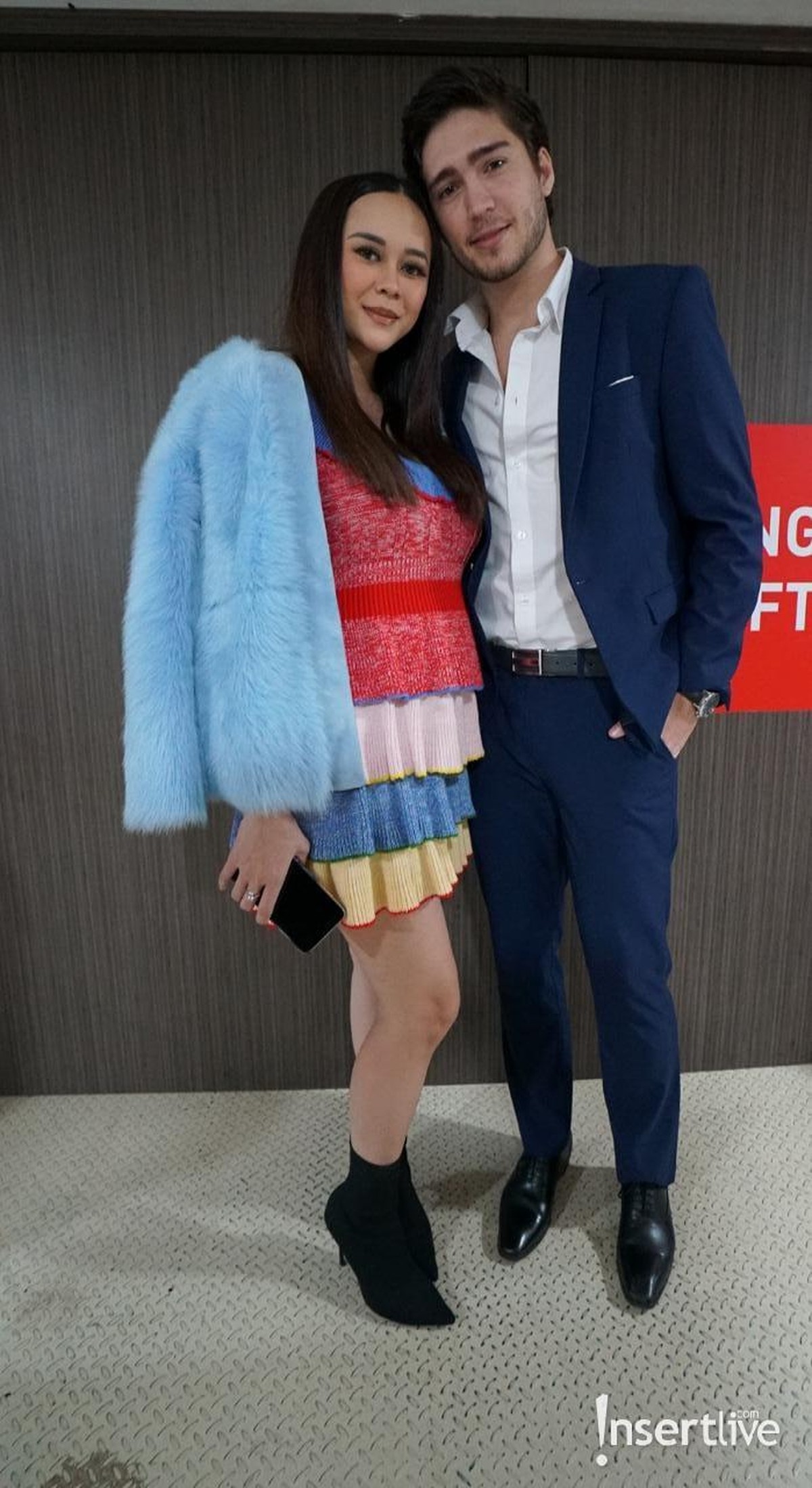 Insert Fashion Awards &lpar;IFA&rpar; 2019 menjadi momen penampilan red carpet perdana Aura Kasih pasca menikah&period; Yuk&comma; intip gaya colorful Aura yang sekarang jadi bumil&excl;