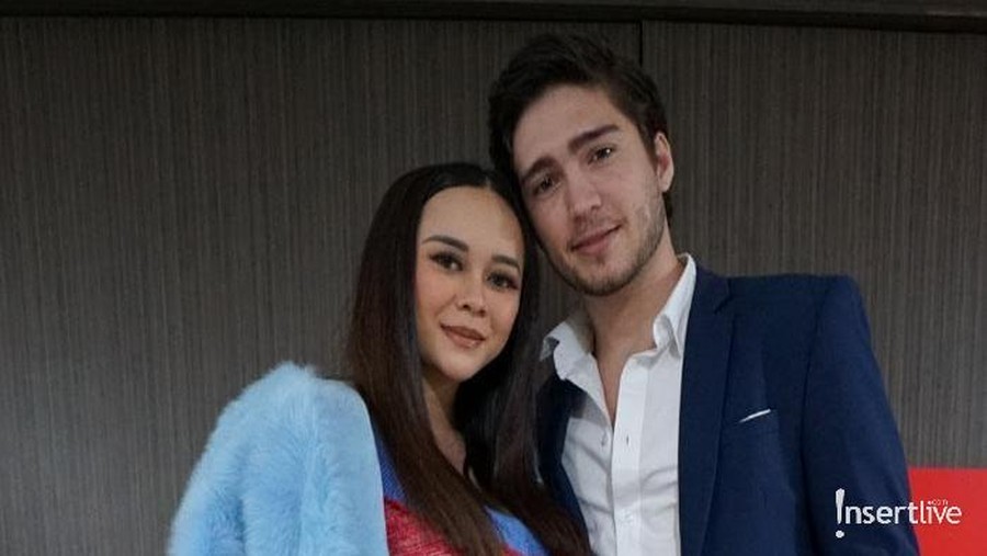 Puasa perdana tahun ini, suami Aura Kasih persiapkan santap sahur sendiri.