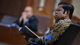 Hakim Mudik Mencoblos, Sidang Vonis Idrus Marham Ditunda
