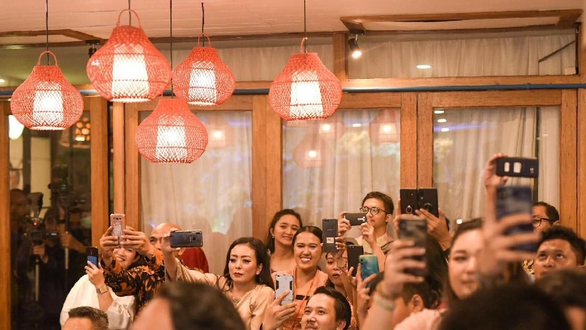 Penyanyi dangdut Siti Badriah sedang bahagia karena baru saja dilamar oleh kekasihnya&comma; Krisjiana Baharudin&period; Berikut potret kemeriahan acara lamaran tersebut&period;