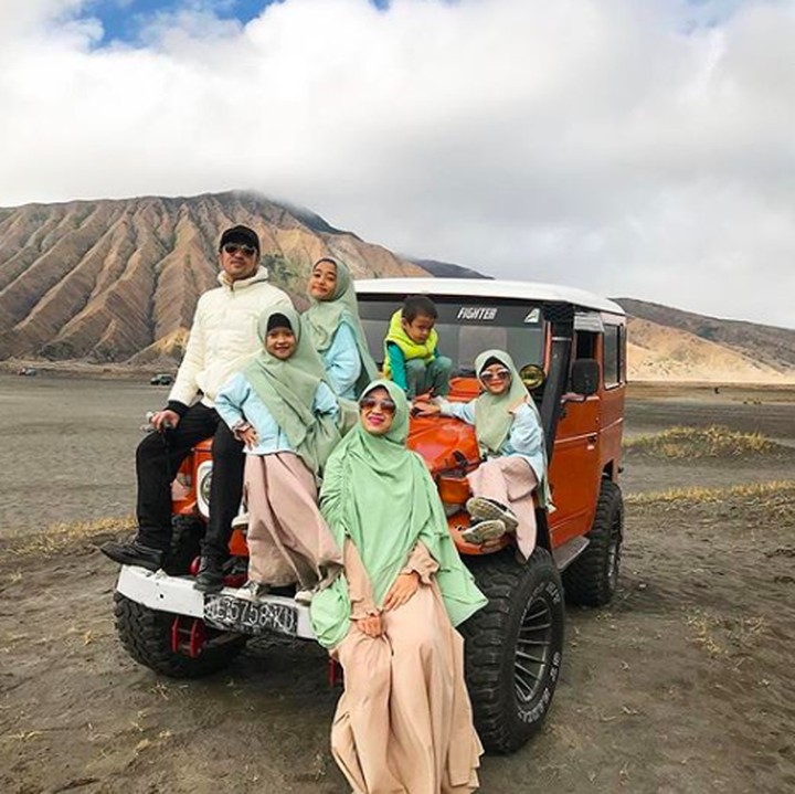 <p>Enggak cuma berkuda, keluarga yang dipanggil De'hakim ini naik Jeep saat berlibur ke Bromo. (Foto: Instagram @irfanhakim75) </p>