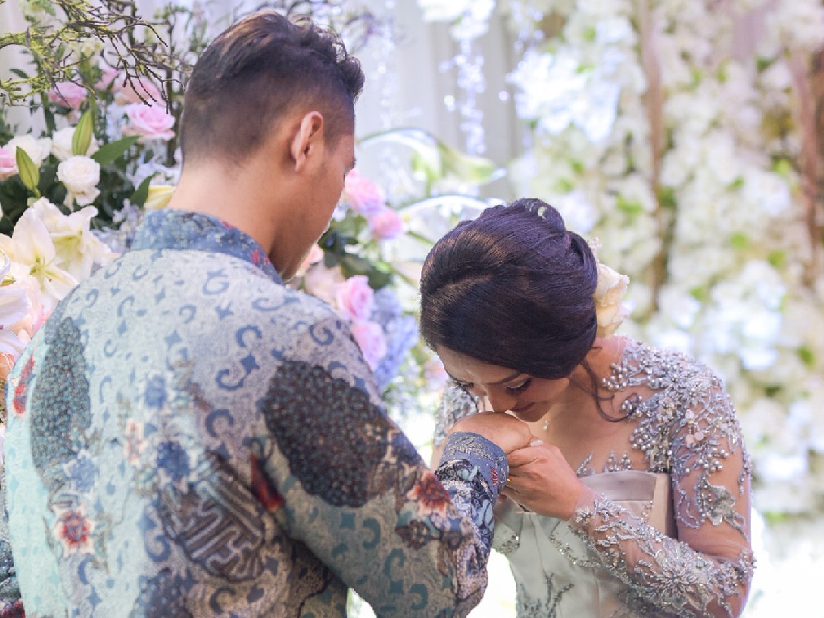 Penyanyi dangdut Siti Badriah sedang bahagia karena baru saja dilamar oleh kekasihnya&comma; Krisjiana Baharudin&period; Berikut potret kemeriahan acara lamaran tersebut&period;