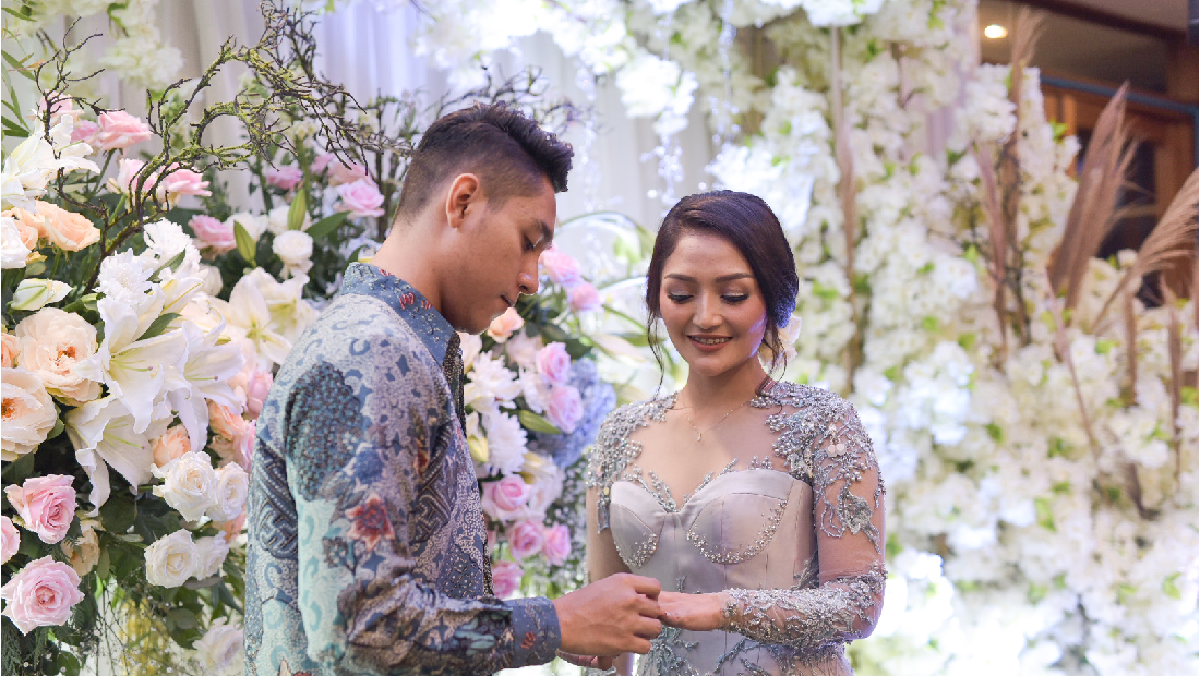 Penyanyi dangdut Siti Badriah sedang bahagia karena baru saja dilamar oleh kekasihnya&comma; Krisjiana Baharudin&period; Berikut potret kemeriahan acara lamaran tersebut&period;