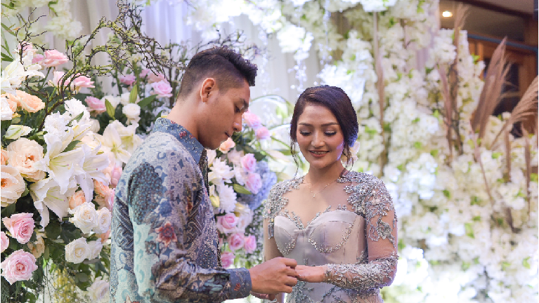 Kemeriahan Lamaran Siti Badriah dan Krisjiana Baharudin Penyanyi dangdut Siti Badriah sedang bahagia karena baru saja dilamar oleh kekasihnya, Krisjiana Baharudin. Berikut potret kemeriahan acara lamaran tersebut.