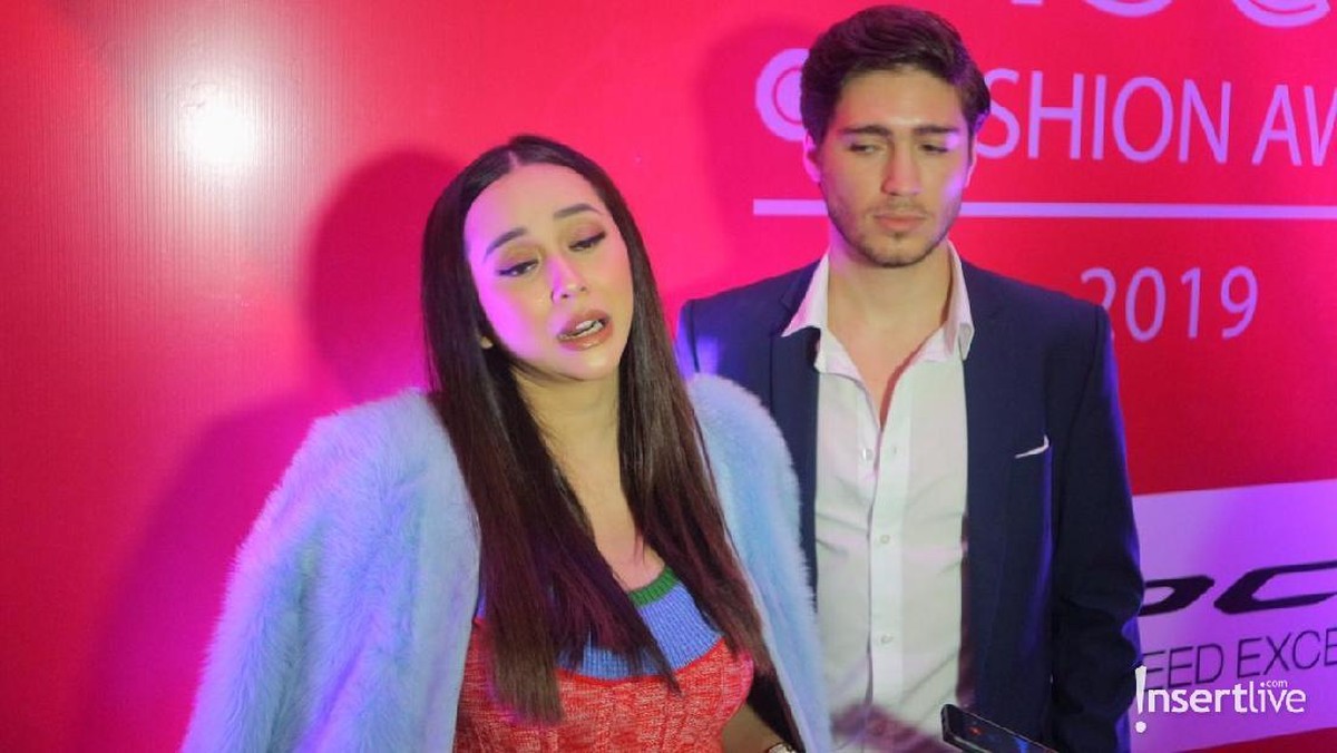 Insert Fashion Awards &lpar;IFA&rpar; 2019 menjadi momen penampilan red carpet perdana Aura Kasih pasca menikah&period; Yuk&comma; intip gaya colorful Aura yang sekarang jadi bumil&excl;