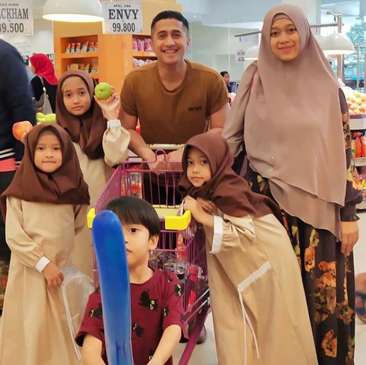 <p>Waktu berbelanja bulanan terasa menyenangkan ketika Ayah Irfan bisa menemani Bunda dan anak-anak. Tapi, muka Dek Djalu kok ketutupan sih. <em>He-he-he</em>. (Foto: Instagram @irfanhakim75) </p>
