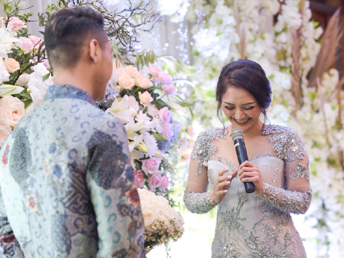 Penyanyi dangdut Siti Badriah sedang bahagia karena baru saja dilamar oleh kekasihnya&comma; Krisjiana Baharudin&period; Berikut potret kemeriahan acara lamaran tersebut&period;