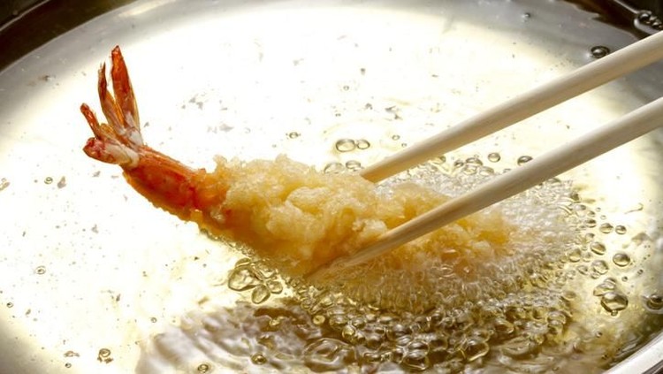 Menggoreng tempura mungkin terlihat mudah, praktiknya sih belum tentu. Simak tips menggoreng tempura yang renyah dan tidak lembek berikut ini yuk, Bunda.