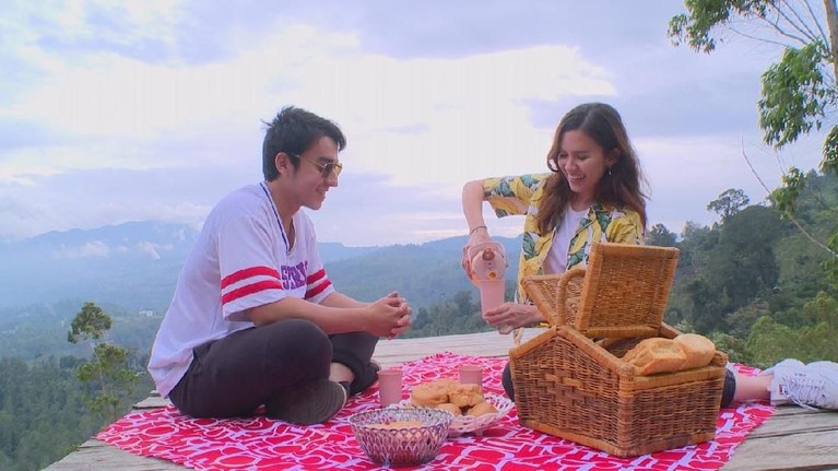 Episode Celebrity on Vacation Trans TV pada Sabtu (23/3) akan menyuguhkan keindahan alam Garut, Jawa Barat. Yuk, intip aksi seru Michelle Joan dan Aliff Alli.