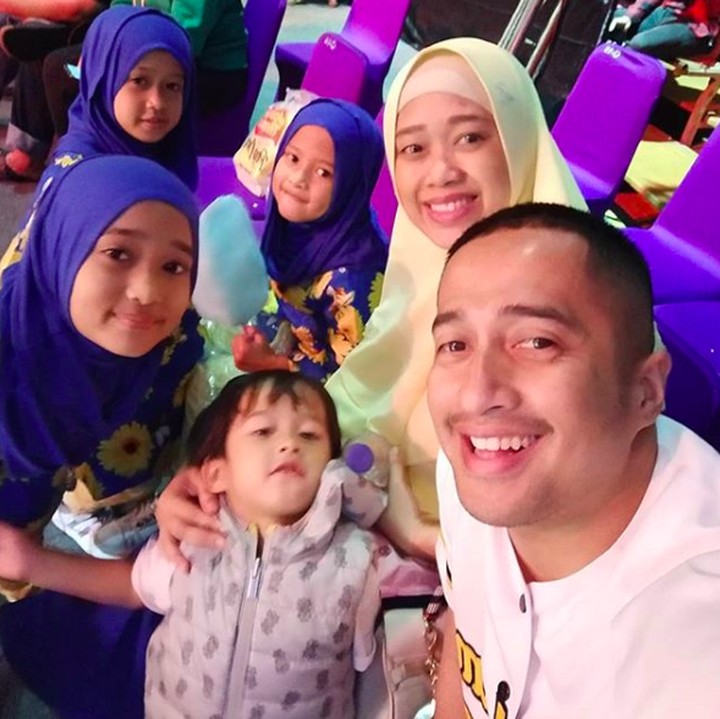 <p>Mengajak foto anak merupakan tantangan tersendiri untuk orang tua, termasuk Irfan dan istrinya, Della Sabrina. Ketiga kakaknya sudah kompak, eh adik Djalu malah enggak fokus nih, Bun. (Foto: Instagram @irfanhakim75) </p>