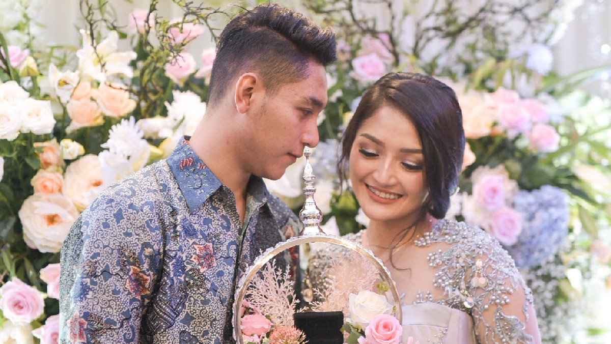 Penyanyi dangdut Siti Badriah sedang bahagia karena baru saja dilamar oleh kekasihnya&comma; Krisjiana Baharudin&period; Berikut potret kemeriahan acara lamaran tersebut&period;