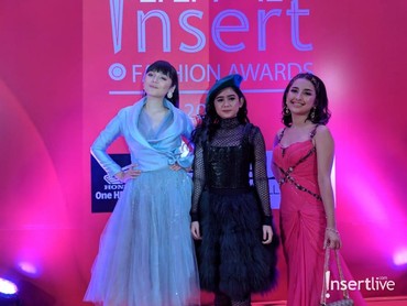 8 Gaya Keren Artis di Red Carpet Insert Fashion Award 2019