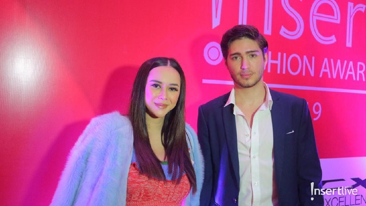 Insert Fashion Awards &lpar;IFA&rpar; 2019 menjadi momen penampilan red carpet perdana Aura Kasih pasca menikah&period; Yuk&comma; intip gaya colorful Aura yang sekarang jadi bumil&excl;