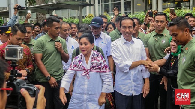 Presiden RI Joko Widodo didampingi istrinya, Iriana, menaiki Transjakarta dari halte Monas sekitar pukul 17.00 WIB menuju Bundaran HI untuk mencoba MRT.