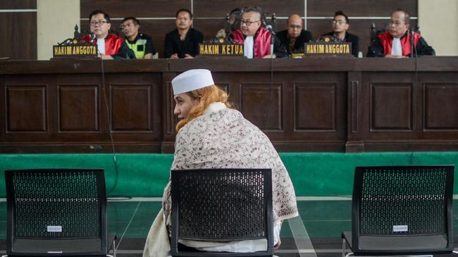 Dua Rekan Bahar bin Smith Divonis 2 dan 1,5 Tahun Penjara Dua orang yang turut menganiaya remaja bersama Bahar bin Smith, yakni Agil Yahya dan Basith Iskandar, divonis 2 tahun dan 1,5 tahun penjara.