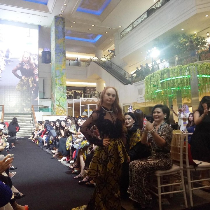 <p>Peragaan busana dengan model anak-anak <a href="https://www.detik.com/tag/down-syndrome" target="_blank">down syndrome</a> ini digelar dalam rangka memperingati Hari Down Syndrome Sedunia yang jatuh tiap 21 Maret. Madeline Stuart, model down syndrome asal Australia juga ikut ambil bagian dalam acara ini, Bun.</p>