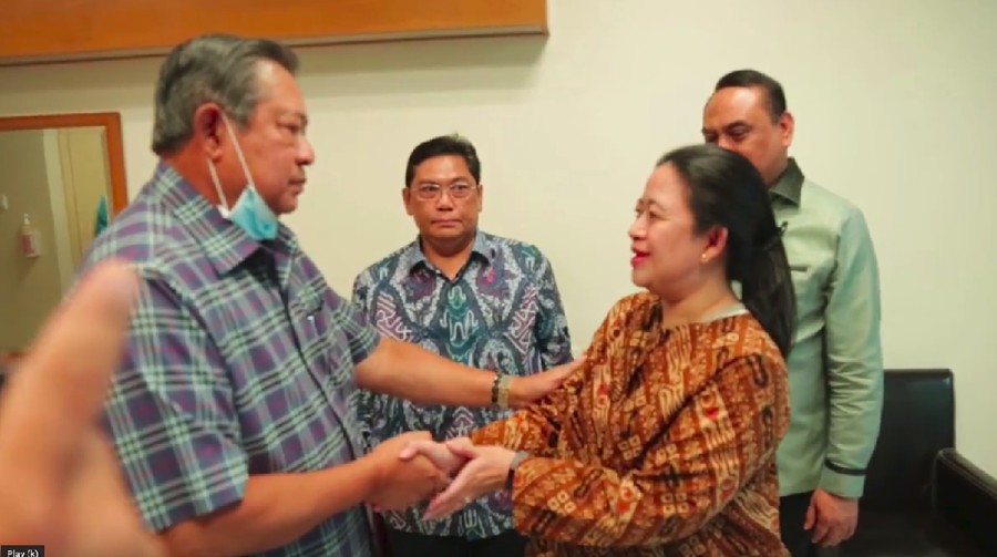 SBY menyambut hangat Puan Maharani yang menjenguk Ani Yudhoyono di Singapura pada Kamis (21/3).