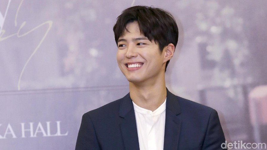Gaya rambut Park Bo Gum di Itaewon Class membuat banyak penggemar berasumsi dia akan segera menjalani wajib militer. Blossom Entertainment berikan penjelasan.