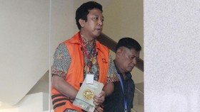 Datang ke KPK, Romi Bawa Buku Yoga dan Minta Ganti Dispenser