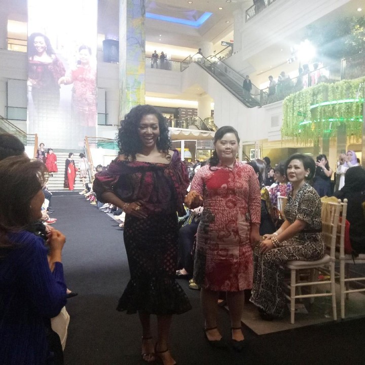 <p>Fashion Show yang juga disertai acara charity dengan MC Sonia Wibisono ini digelar di La Moda, Plaza Indonesia. Saat tampil di catwalk, para model berjalan ditemani donatur yang ikut penggalangan dana.</p>