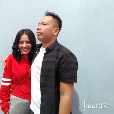 Anggia Chan Bete Diajak Vicky Prasetyo ke Pasar Malam