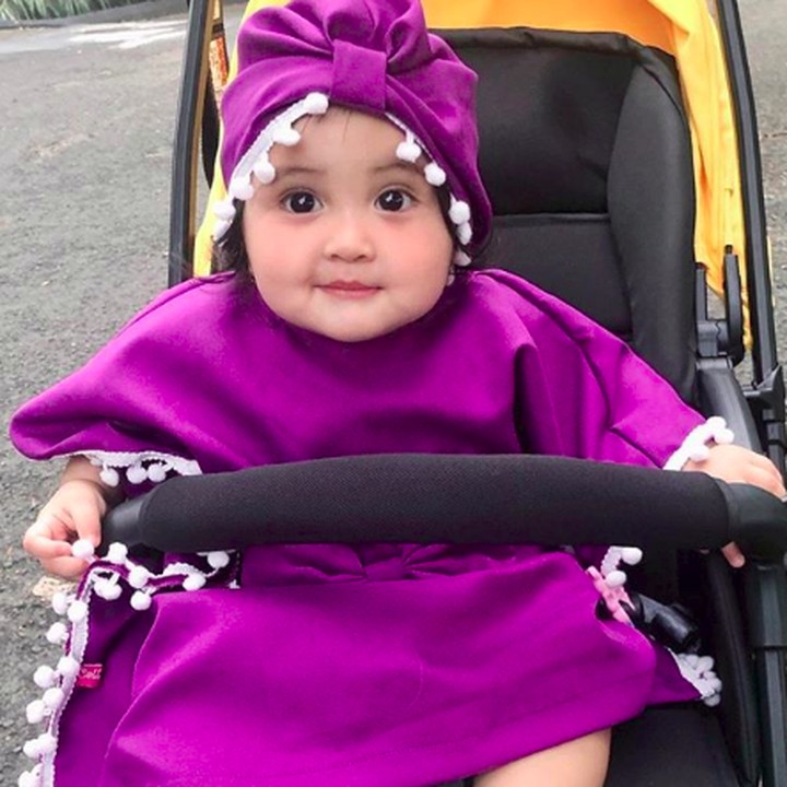 <p>Pakai baju dan turban ungu, Kylie imut banget ya? (Foto: Instagram @andisorayabeatrix)</p>