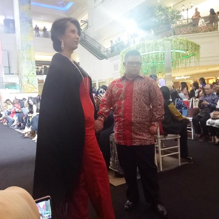 <p>Sudah rapi pakai batik, waktunya bergaya keren.</p>