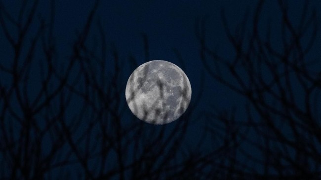 Supermoon biru yang akan tiba akhir Agustus tak benar-benar berwarna biru. Dari mana istilah itu berasal?