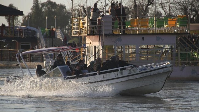 Korban meninggal dari kejadian tenggelamnya feri di Sungai Tigris, Irak semakin bertambah menjadi 100 orang korban jiwa.