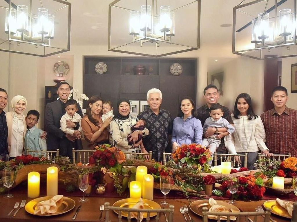 Momen Seru Kulineran Azima, Adik Aliya Rajasa yang Cantik Momen Seru Kulineran Azima, Adik Aliya Rajasa yang Cantik
