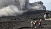 FOTO: Kesibukan di Tengah Aktivitas Vulkanis Bromo Di tengah-tengah aktivitas vulkanis Gunung Bromo yang terjadi sepekan terakhir, warga sekitar termasuk industri pariwisata tetap beraktivitas seperti biasa.