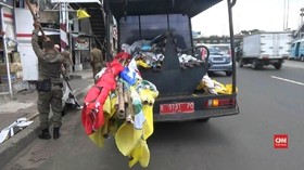 VIDEO: Petugas Tertibkan Alat Peraga Kampanye di Jatinegara