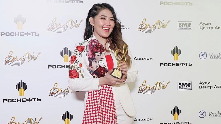 Via Vallen bikin heboh dengan penampilan pipi chubby-nya. Ia sempat dikira melakukan operasi plastik.