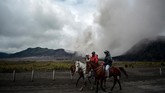FOTO: Kesibukan di Tengah Aktivitas Vulkanis Bromo Di tengah-tengah aktivitas vulkanis Gunung Bromo yang terjadi sepekan terakhir, warga sekitar termasuk industri pariwisata tetap beraktivitas seperti biasa.