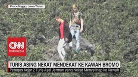 Turis Asing Nekat Mendekat Ke Kawah Bromo