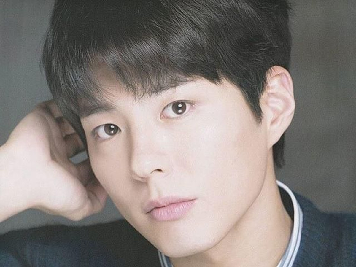 Park Bo Gum dikenal sebagai salah satu aktor yang sering gonta-ganti gaya rambut&period; Simak 7 transformasi gaya rambutnya&comma; manakah yang paling tampan&quest;