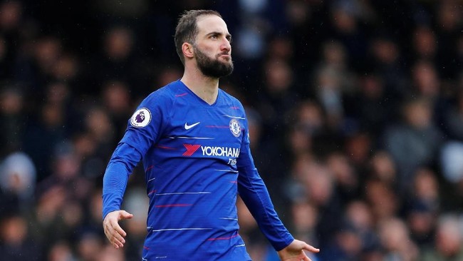 Penyerang Chelsea, Gonzalo Higuain, melempar rompi dan membanting botol saat ditarik keluar oleh manajer Maurizio Sarri dalam laga kontra Burnley.