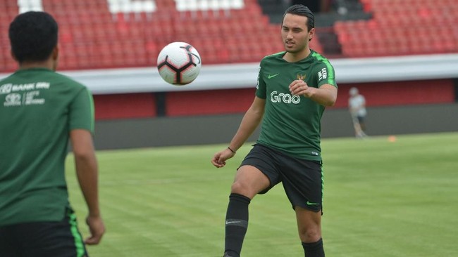 Ezra Walian tidak bisa bermain Timnas Indonesia U-23 pada Kualifikasi Piala Asia U-23 2020 diduga karena aduan dari Federasi Sepak Bola Vietnam (VFF).