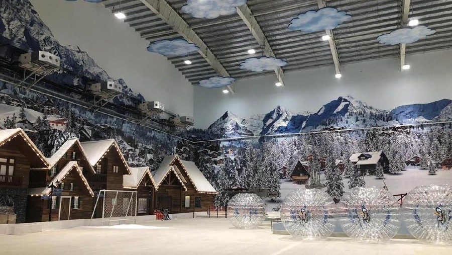 Jelajahi wahana bermain salju di Trans Snow World Juanda.