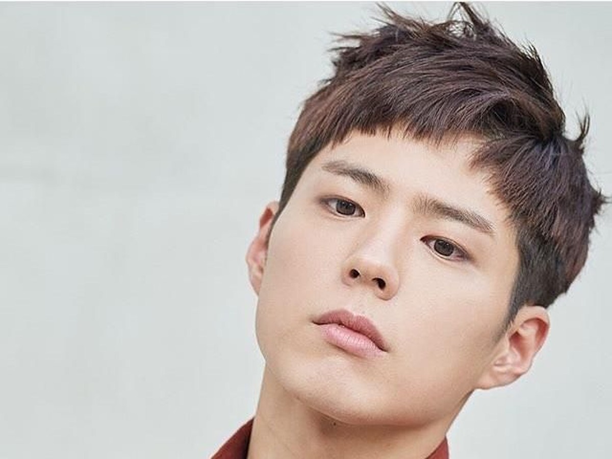 Park Bo Gum dikenal sebagai salah satu aktor yang sering gonta-ganti gaya rambut&period; Simak 7 transformasi gaya rambutnya&comma; manakah yang paling tampan&quest;
