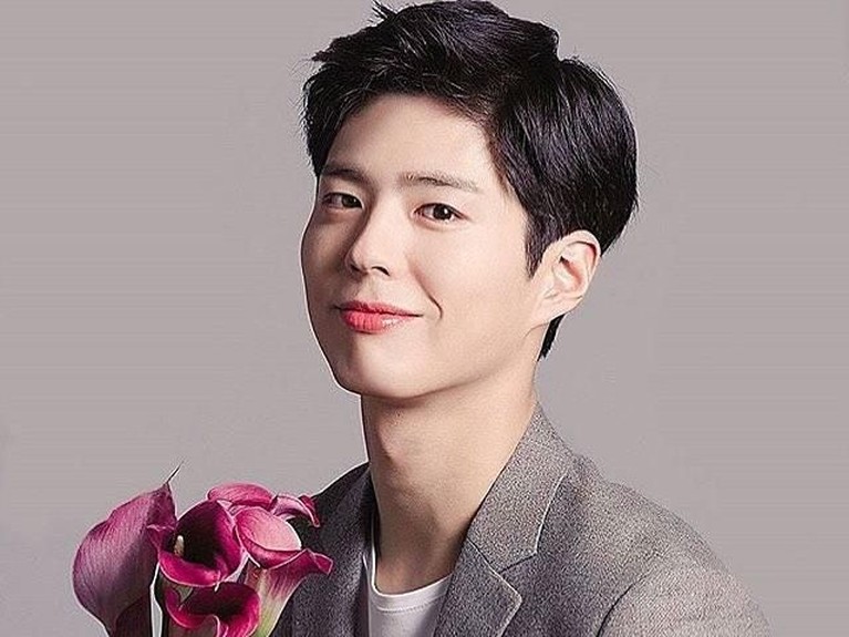 7 Transformasi Gaya Rambut Park Bo Gum Park Bo Gum dikenal sebagai salah satu aktor yang sering gonta-ganti gaya rambut. Simak 7 transformasi gaya rambutnya, manakah yang paling tampan?