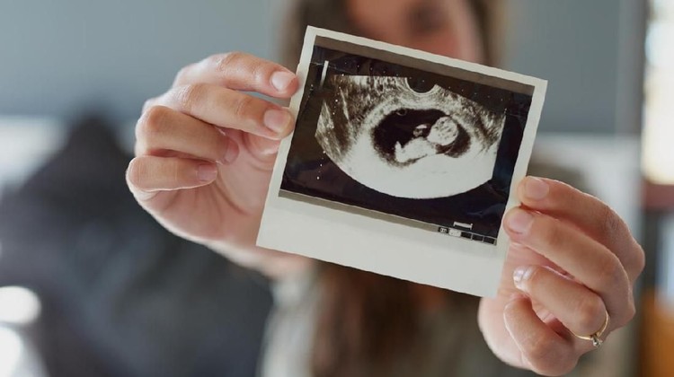 Selain perkembangan fisik, perkembangan panca indra bayi sudah terbentuk sejak dalam kandungan, Bun.