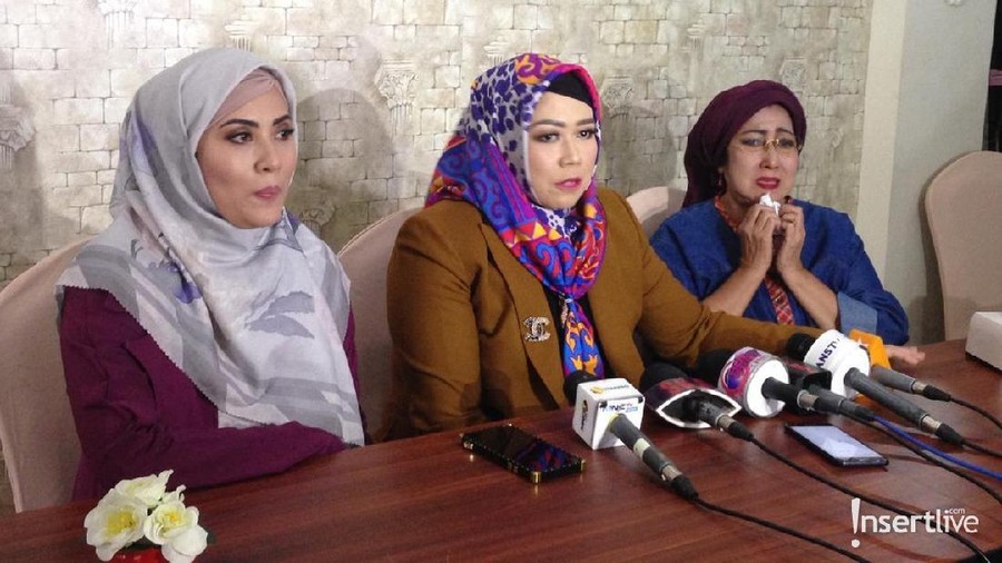 Aktris Elma Theana mencoba menjembatani seorang ibu bernama Devi Dewastiati Wasiat ingin bertemu dengan anaknya.