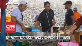 Relawan Masak untuk Pengungsi Sentani