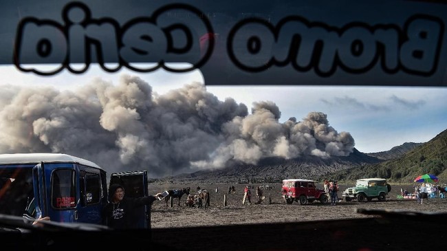 Jip yang mengangkut delapan wisatawan di jalur wisata arah Gunung Bromo tergelincir.