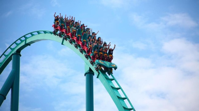 Empat anak dilarikan ke rumah sakit setelah wahana roller coaster terus berputar dan gagal diberhentikan.